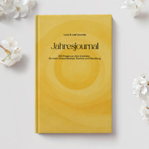Titelbild des Jahresjournals von Lune & Leaf Journals – 365 Fragen für mehr Klarheit, Fokus und Achtsamkeit.