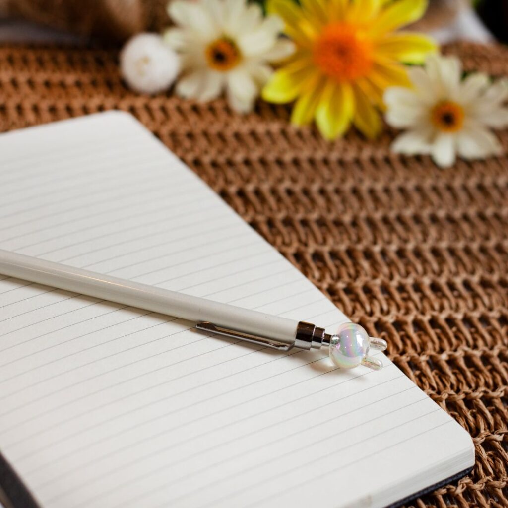 Journal und Stift auf Tisch