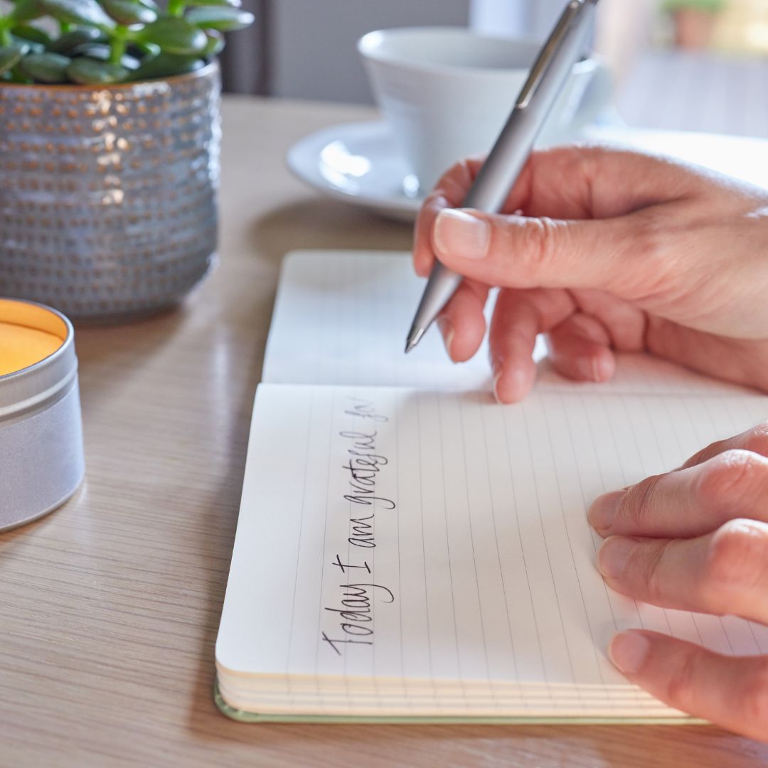 frau schreibt ins journal