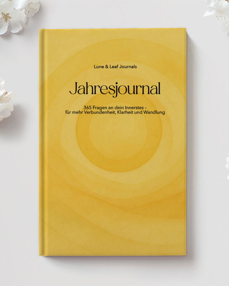 Titelbild des Jahresjournals von Lune & Leaf Journals – 365 Fragen für mehr Klarheit, Fokus und Achtsamkeit.