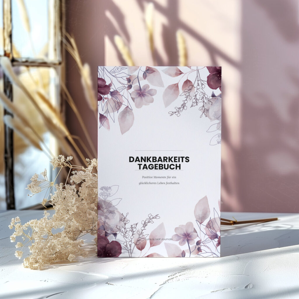 Dankbarkeitstagebuch mit Trockenblumen auf hellem Hintergrund